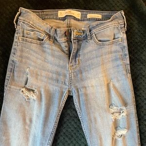 Hollister 1L distressed skinnys